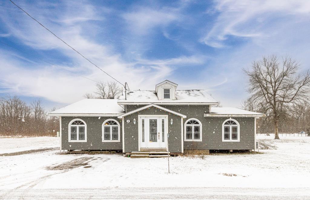 Cottage aux pièces ultra spacieuses, splendidement remis au goût du jour à vendre pour seulement 310 000$