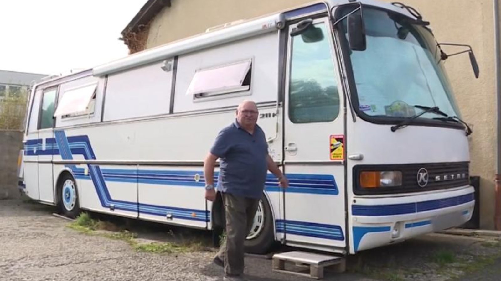 Un retraité vit dans un autobus depuis 10 ans et nous invite à voir l'intérieur