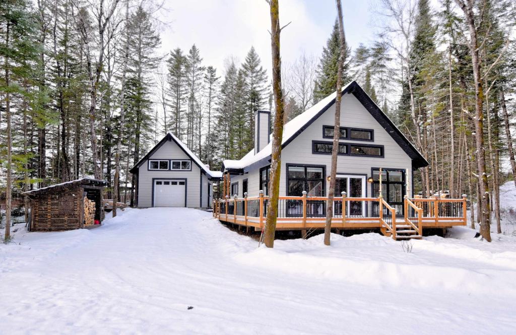 Splendide propriété clés en main de 2021 au cachet rustique-chic blottie en forêt