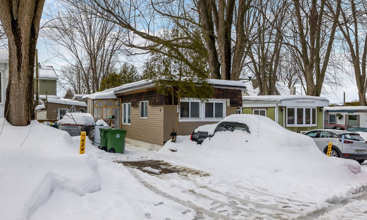 À 115 000 $, cette petite maison sur le bord de l'eau à Montréal est une véritable aubaine