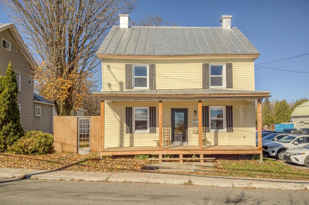 Un intérieur chaleureux, une belle cour arrière, la proximité des services: cette maison à 285 000$ a tant à offrir!