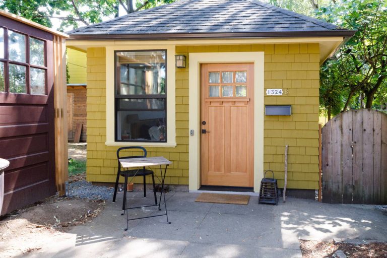 Surprenante transformation d'un garage en petite maison d’invités