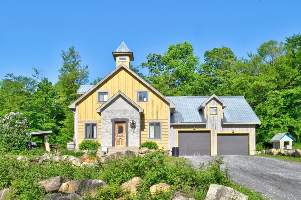 Rare domaine de 351 367 pi² incluant une chaleureuse maison, un magasin général, un poulailler et bien plus encore