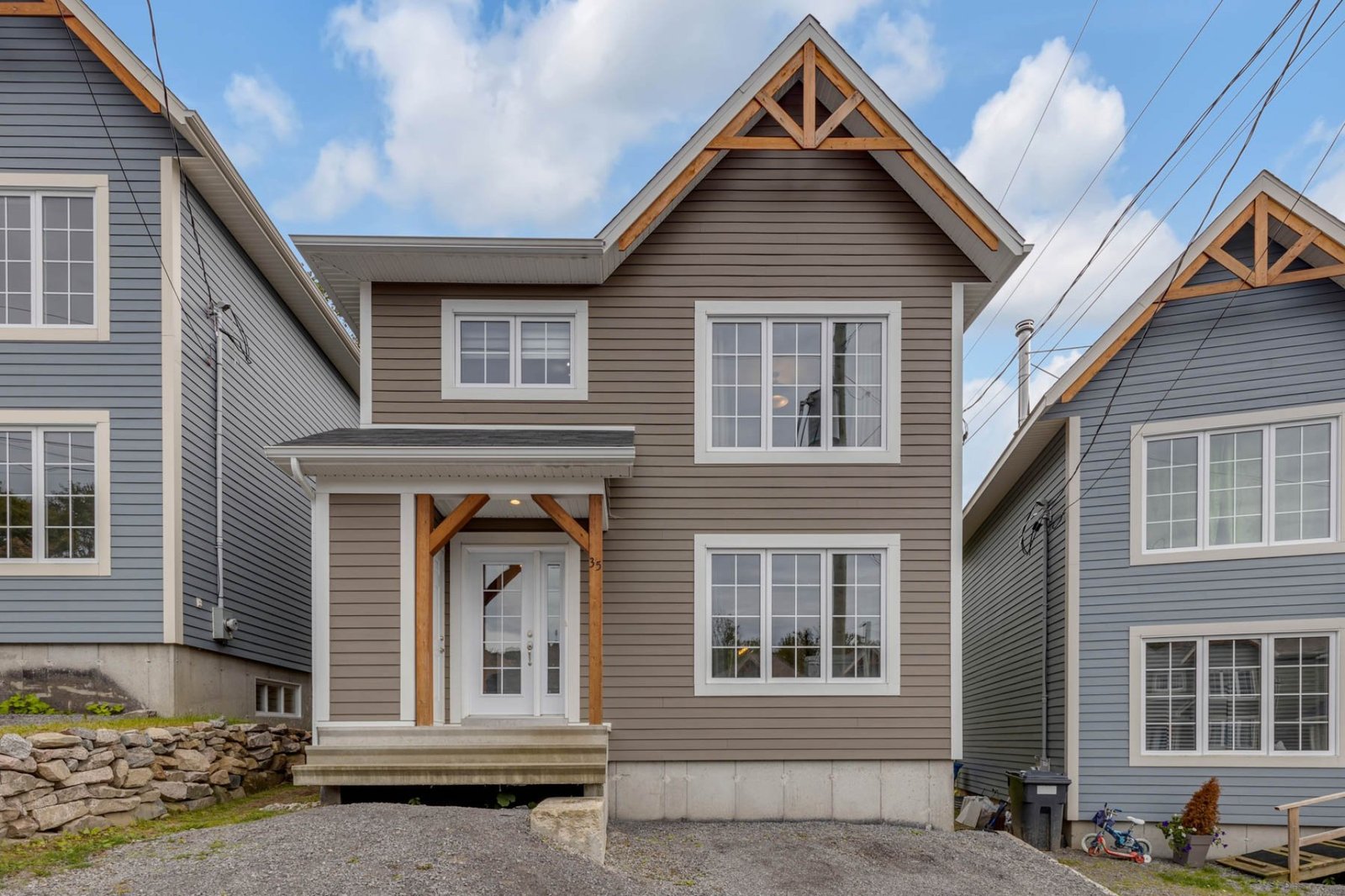 Impeccable construction de 2018 avec 3 chambres à coucher à vendre pour 374 900 $