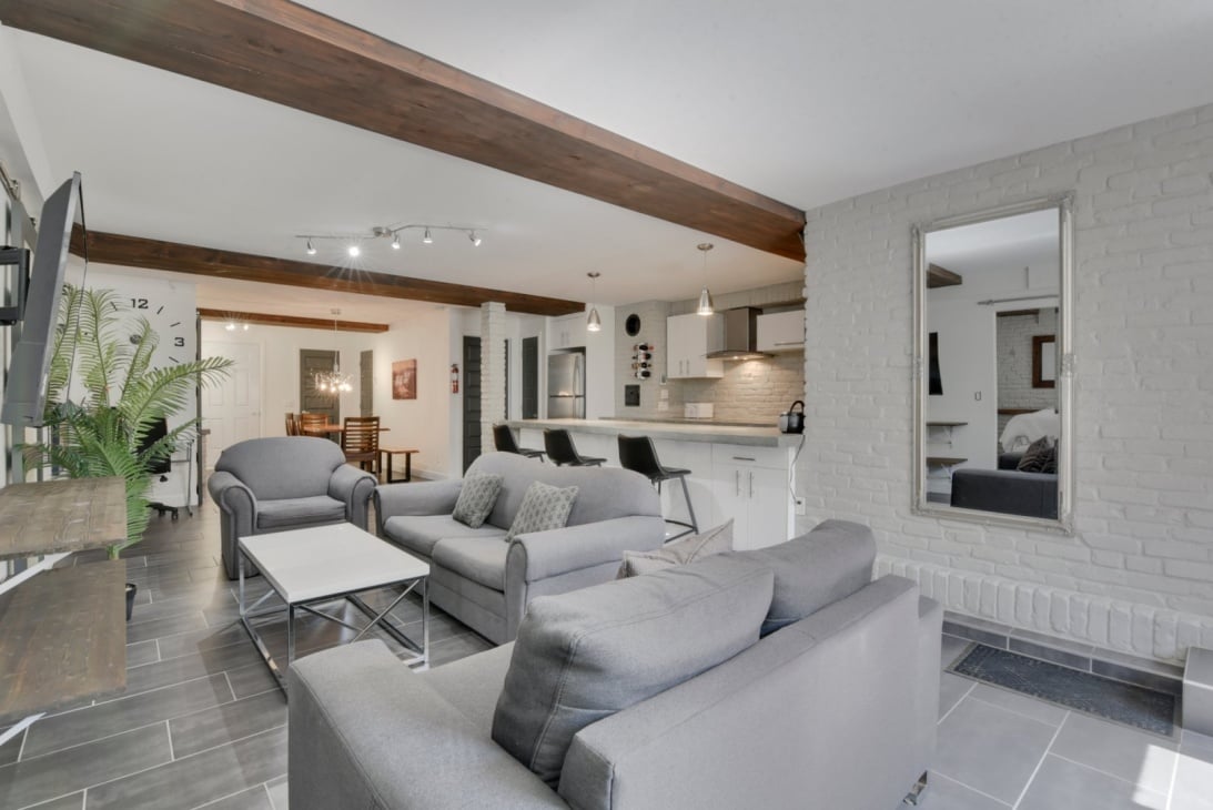 Superbe condominium décoré et aménagé au goût du jour, vendu avec plusieurs petits extras