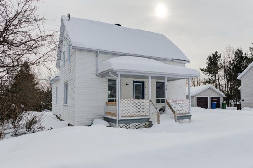 Libre immédiatement! Coquette maisonnette de 4 chambres à vendre pour 84 900$ 