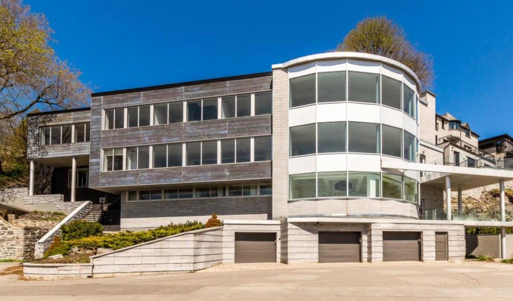 Cette immense maison à vendre à Montréal a sa propre patinoire intérieure 