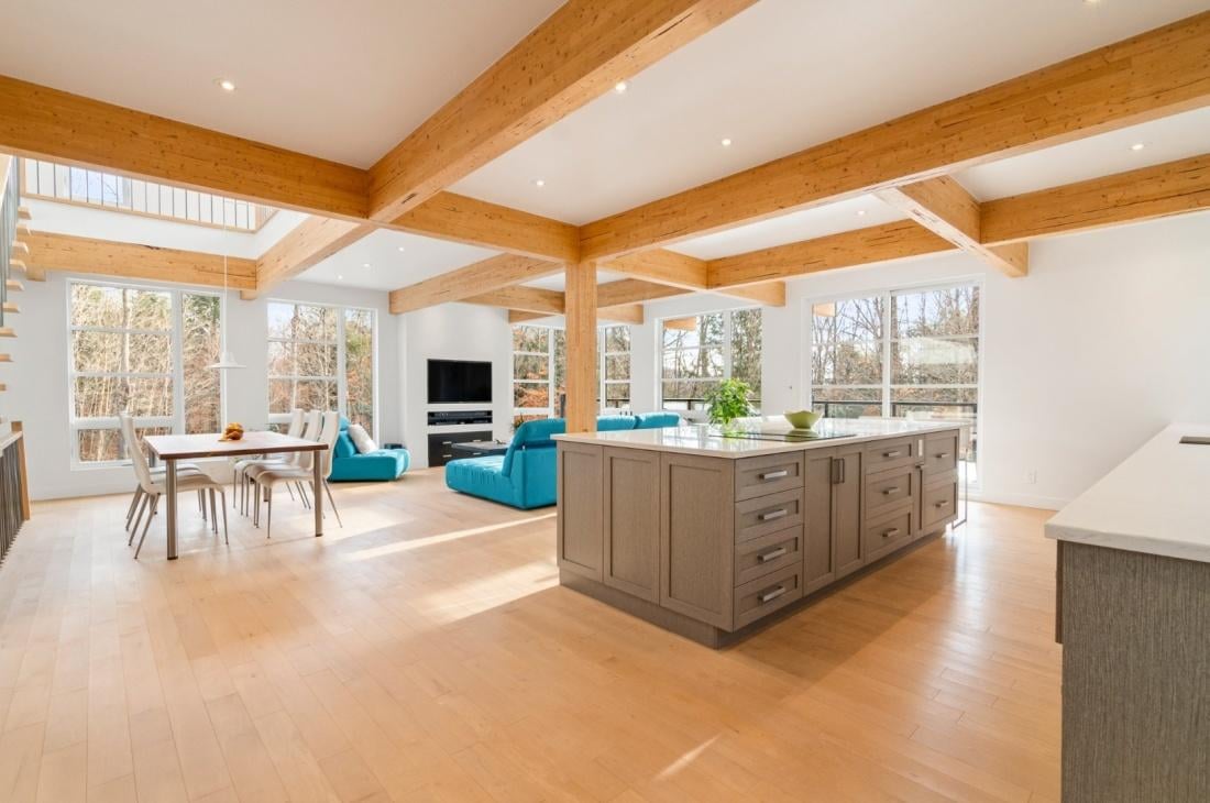 Cette beauté contemporaine repose sur un terrain de 130 680 pieds carrés