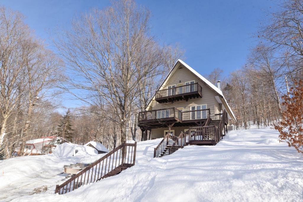 Que du beau! Cottage tout confort et superbement remis au goût du jour avec vue sur un lac et sur les montagnes