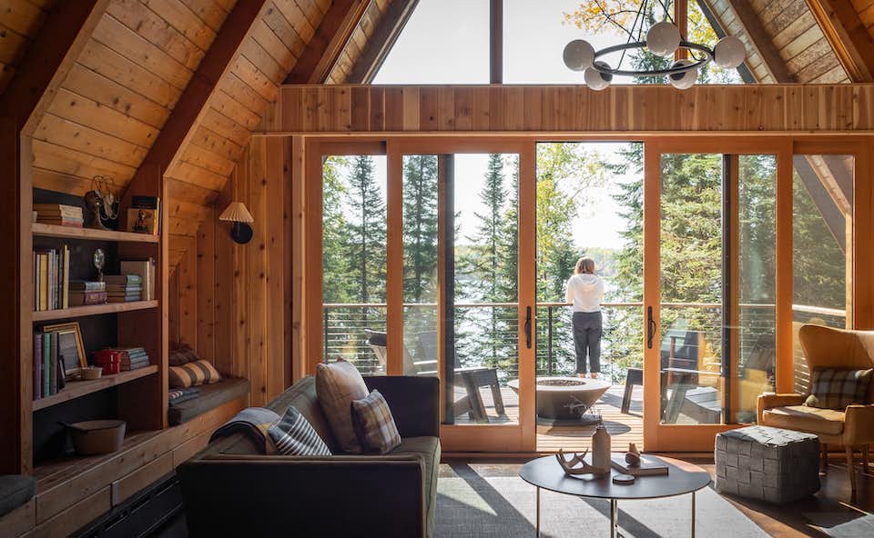 De vieux chalet des années 70 à la parfaite retraite dans les bois
