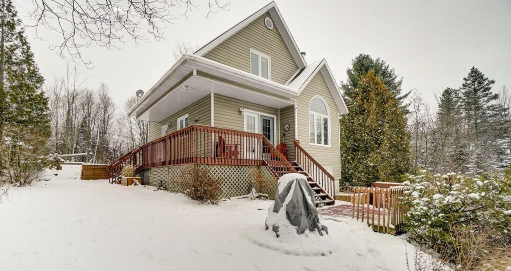 Profitez des douceurs de l'hiver (et de l'été!) dans ce chaleureux cottage meublé au bord de l'eau