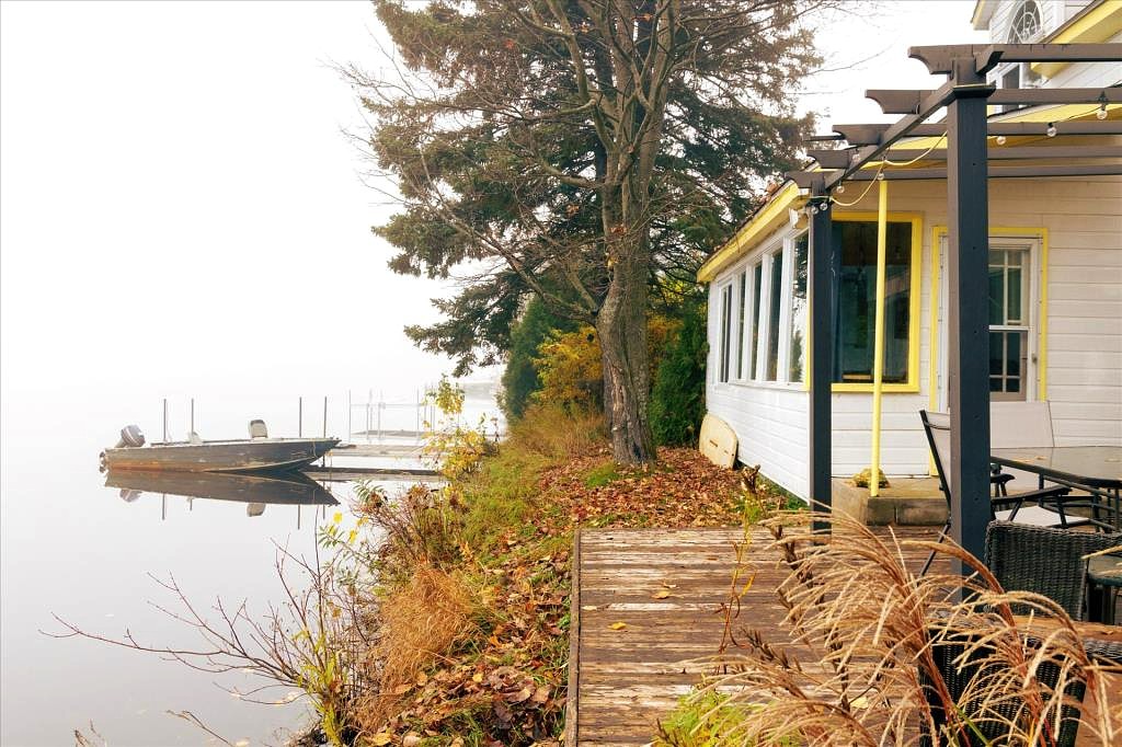 Maison superbement rénovée et baignée de lumière avec une extraordinaire vue sur le lac