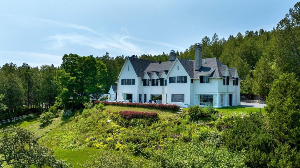 Centenaire au cachet pittoresque perchée en hauteur sur un lot de plus de 400 000 pi²