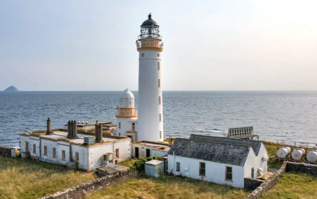 Une île privée avec sa propre maison et son phare est à vendre que bien des vieux bungalows.