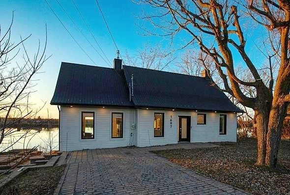 Perle de rare au bord de l'eau! Maison de 1959 splendidement transformée