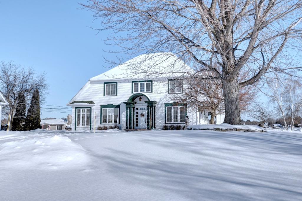 Sérénité et panorama exceptionnel sont au rendez-vous dans cet élégant cottage riverain sis sur un terrain de 106 767 pi²