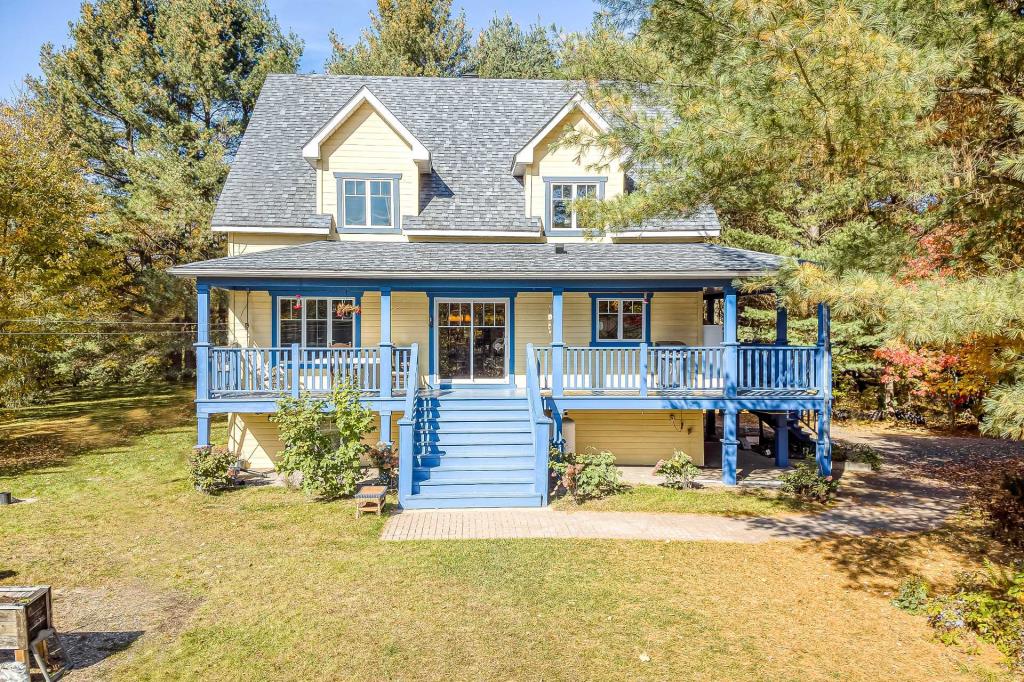 La vie champêtre à son meilleur sur ce paisible lot de 867 392 pi² à moins d'une heure de Montréal