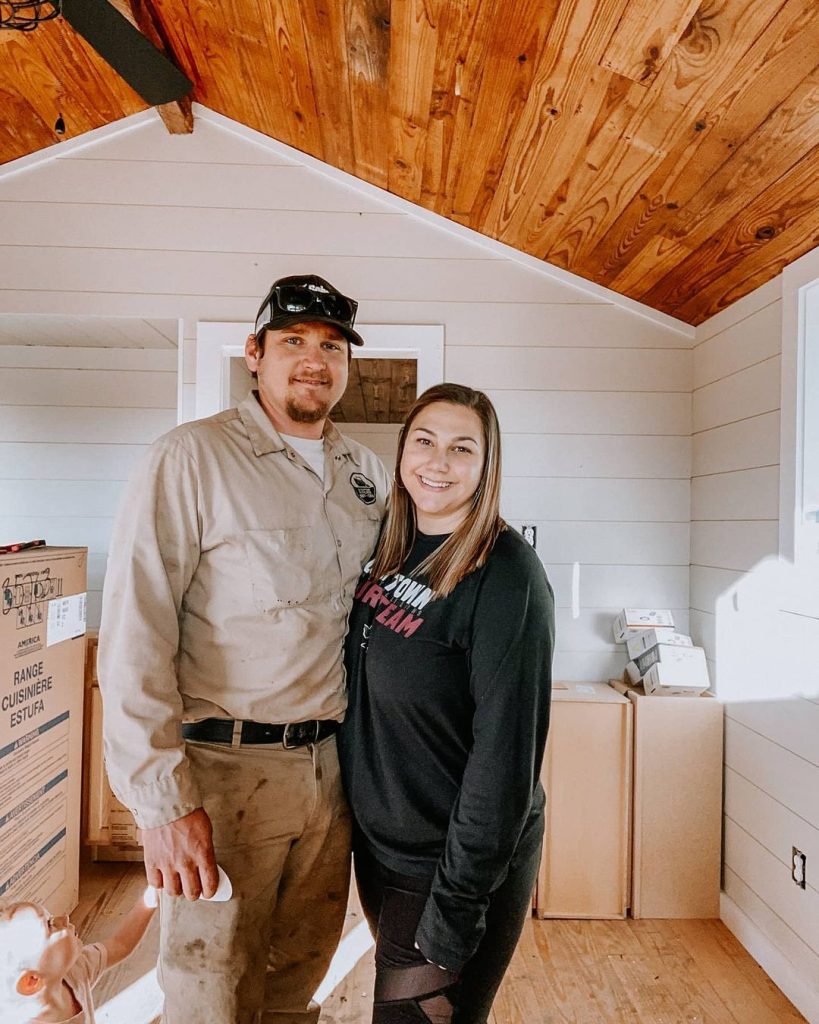 Voyez comment ce couple a transformé un vieux hangar en un charmant petit cocon douillet pour leur famille