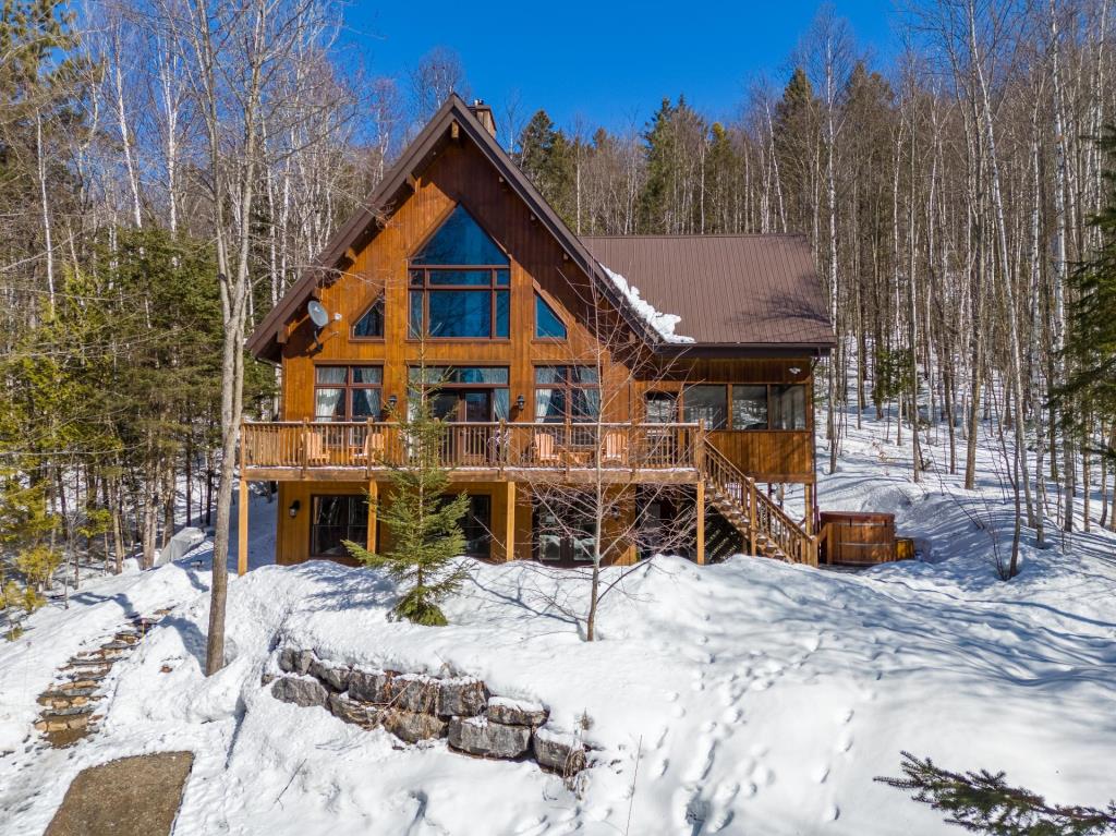 Vendu meublé! Magnifique chalet rustique niché au milieu de la forêt