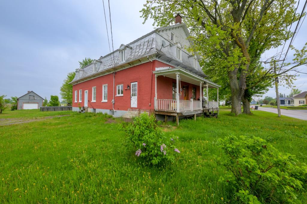 De l'espace à profusion! Demeure centenaire de 15 pièces à vendre pour 149 900$