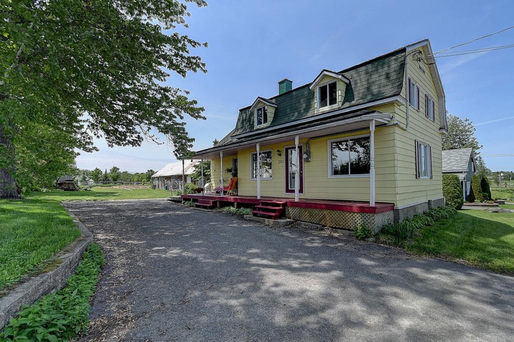 Charmante fermette équestre sise sur un magnifique terrain de 133 267 pi² à vendre pour 399 000$