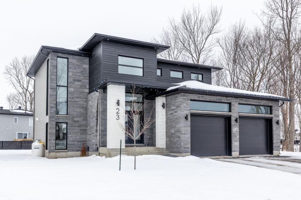 Hauts plafonds, espace à profusion, finitions de qualité supérieure: ce cottage clés en main de 15 pièces a tout pour plaire!