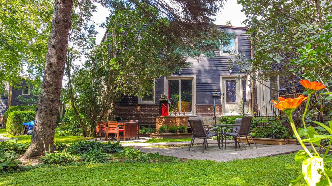 Étonnante maison en forme de losange avec un design éclaté: une perle rare à 20 minutes de Montréal!