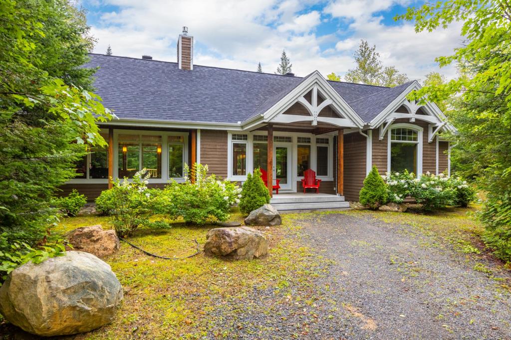 Sérénité, confort et panorama enchanteur vous attendent dans cette spacieuse maison au bord de l'eau