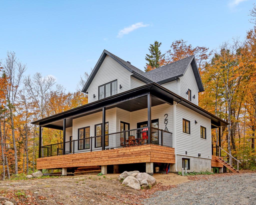 Majestueuse contemporaine sise sur un immense lot 107 432 pi² en pleine forêt à 20 mins de la ville