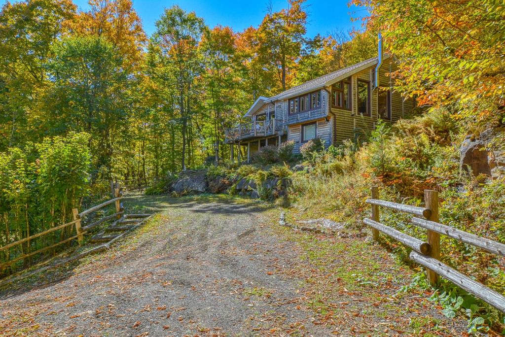  Oasis de paix meublée et équipée, de style chalet champêtre et blottie au cœur de la forêt laurentienne