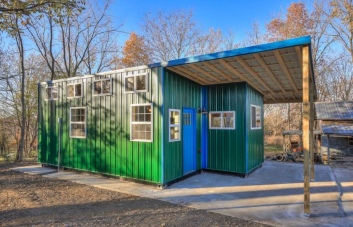 Impossible de s'attendre à l'intérieur si chaleureux de cette maison construite en conteneurs 