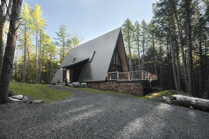 Le rustique et le moderne font bon ménage dans ce magnifique chalet