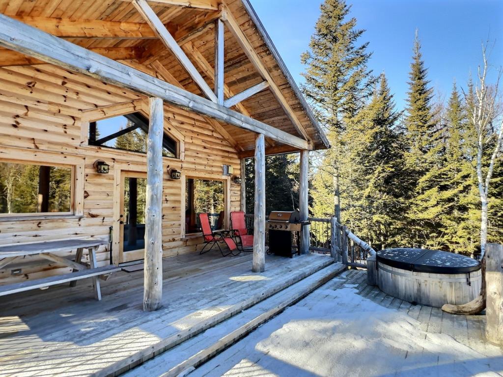 Le plus accueillant des refuges en forêt vous attend dans un coin de paradis de 81 064 pi²
