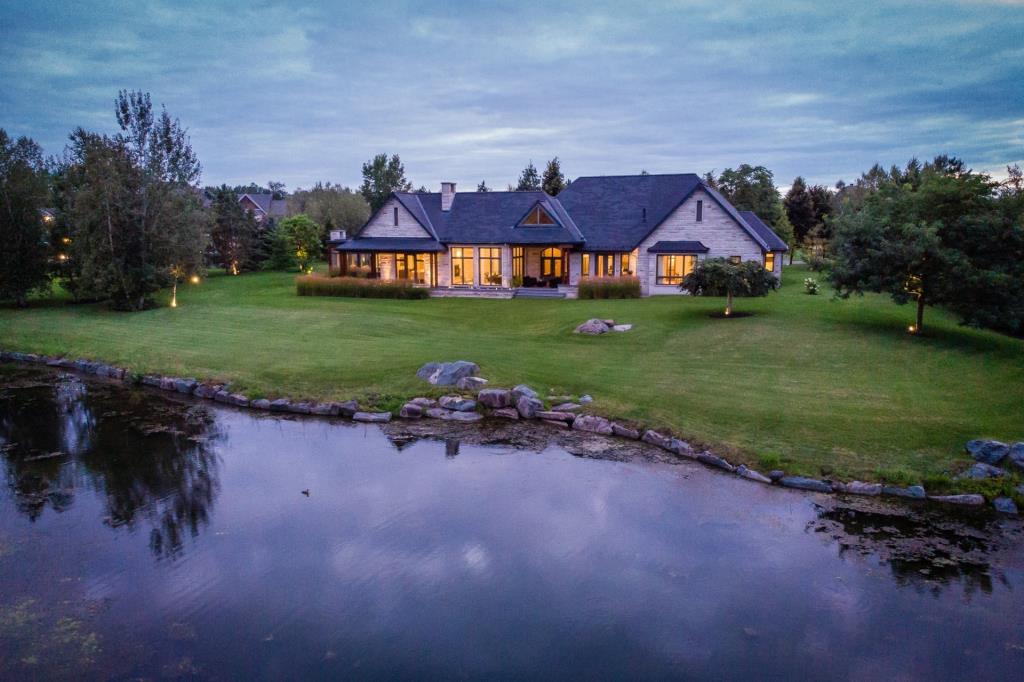 Charmante maison de campagne aux luxueuses finitions sise sur un terrain de près de 80 000 pi²