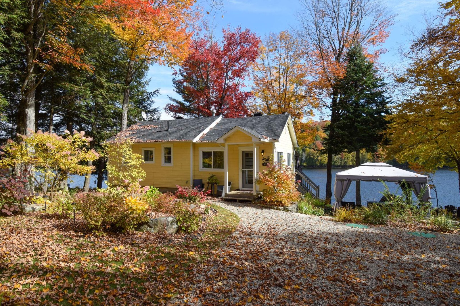 Baisse de prix! Profitez des plus beaux paysages d'automne dans ce charmant plain-pied remis au goût du jour