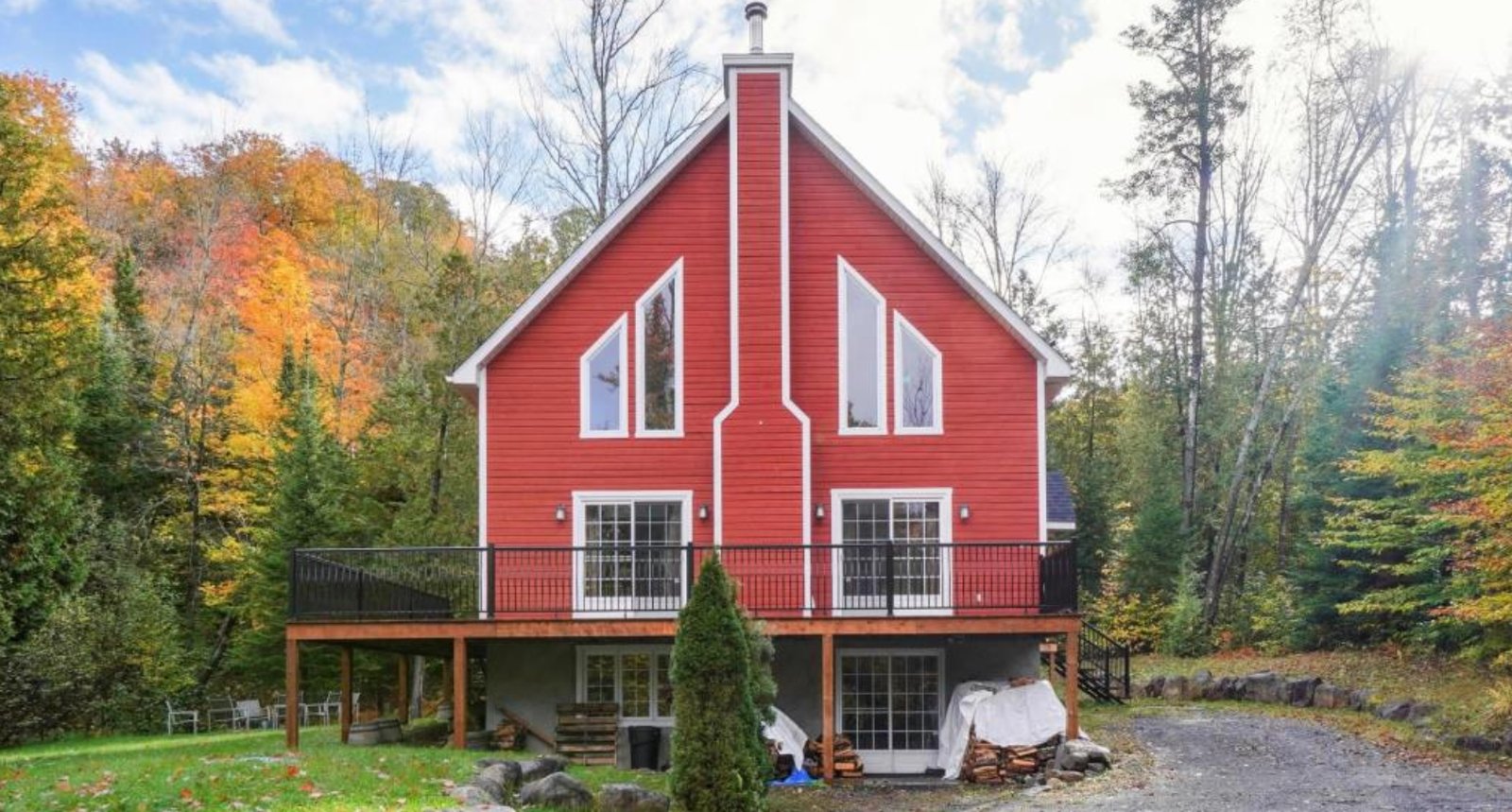Magnifique chalet de luxe à vendre sur un terrain de plus de 45 000 pieds carrés