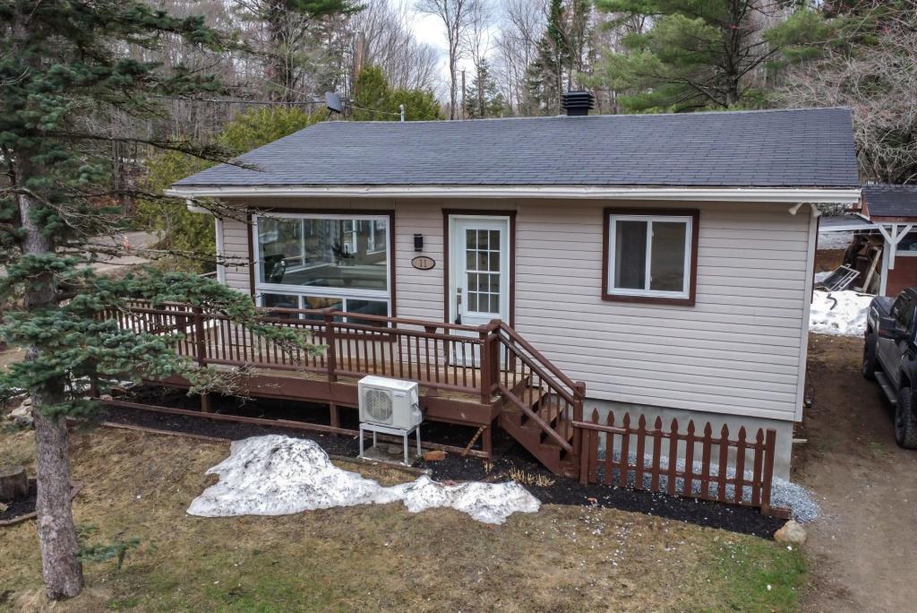 Pour 239 900$, faites l'acquisition d'un plain-pied élégamment rénové et d'une maison d'invités