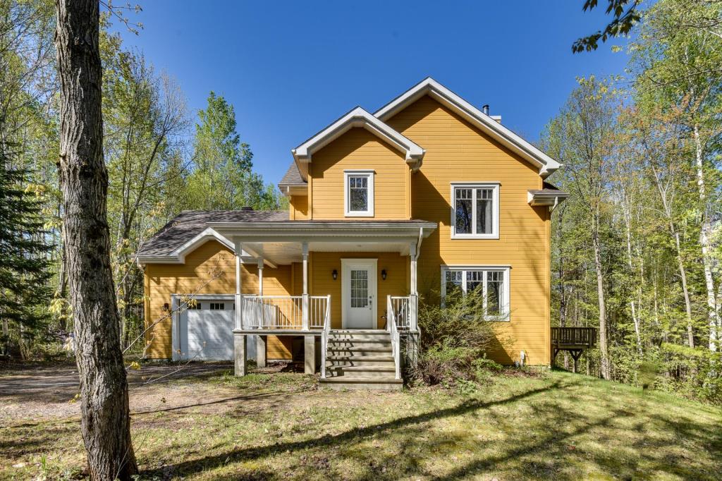 Résidence idéale pour une famille avec ses 5 chambres et sise sur un lot intime de 52 347 pi² parsemé d'arbres matures