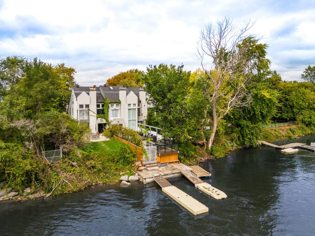 Rare oasis en plein cœur de la ville! Unique résidence blottie dans un écrin de verdure au bord de l'eau