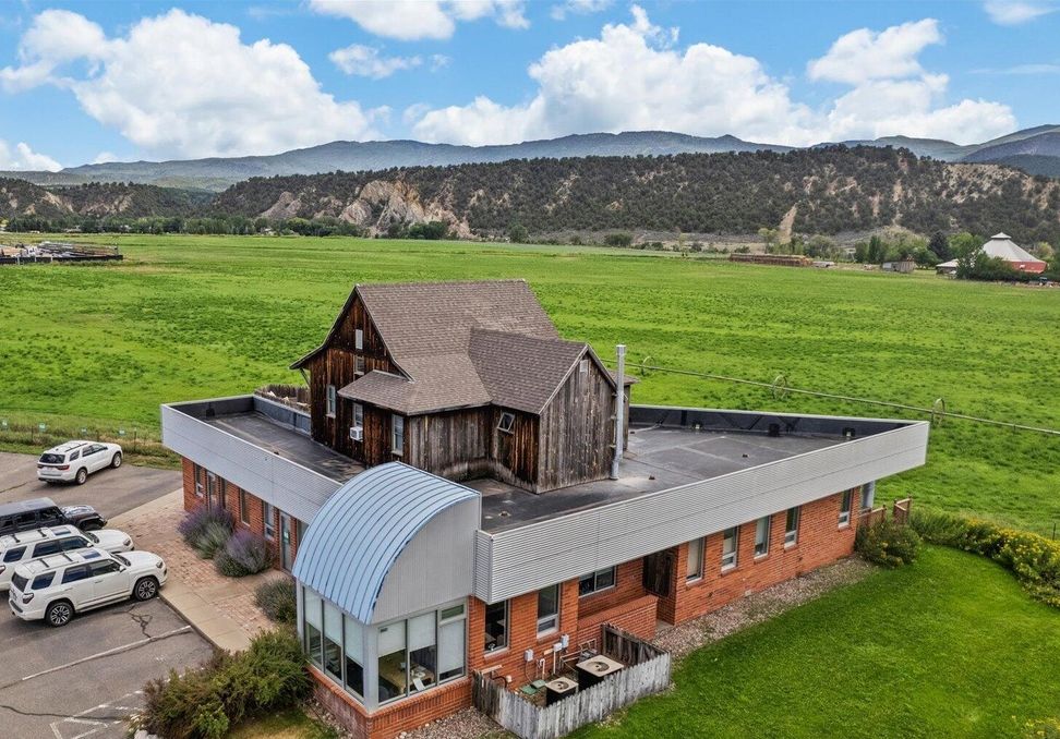 À vendre: une maison construite sur le toit d'un bâtiment commercial