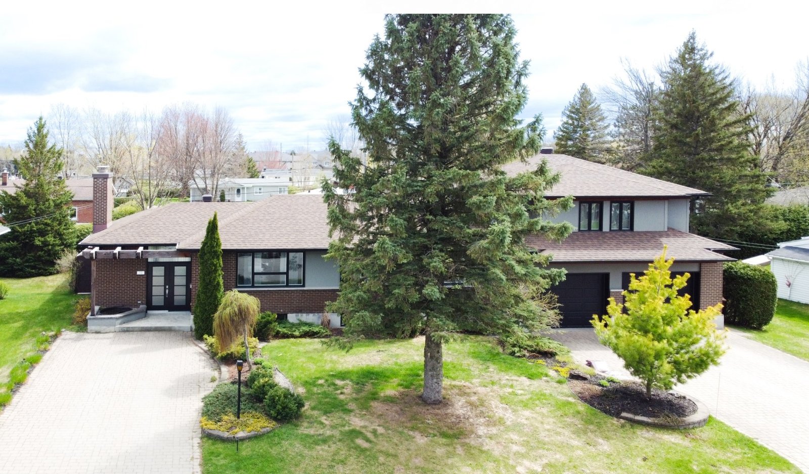 4 chambres à coucher, 3 salles de bain, un intérieur lumineux, une superbe piscine et un prix de vente de 529 000 $