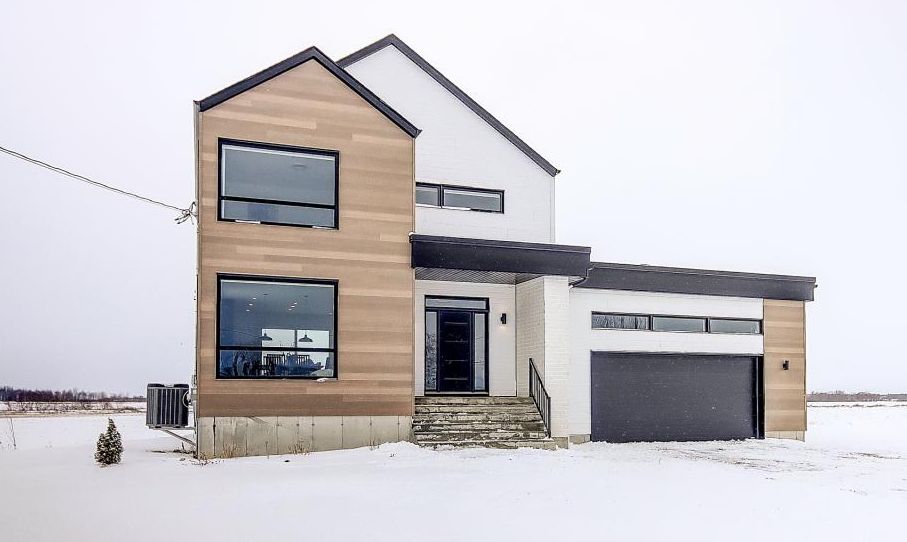La campagne près de la ville! Magnifique construction au goût du jour dotée d'un intérieur chaleureux