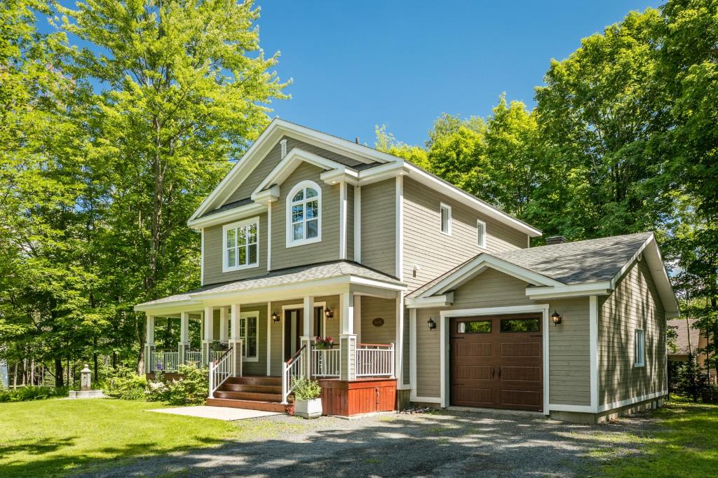 Accueillant cottage entouré d'un peu plus d'un acre de végétation luxuriante dans un cadre enchanteur