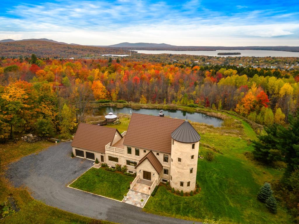 Cet impressionnant château situé à 70 minutes de Montréal est présentement à vendre