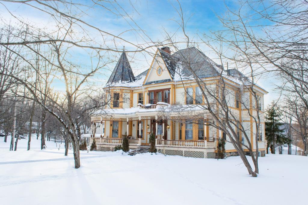 Baisse de prix! Spectaculaire bijou de 1895 entouré d'un magnifique terrain paysager de 62 509 pi²