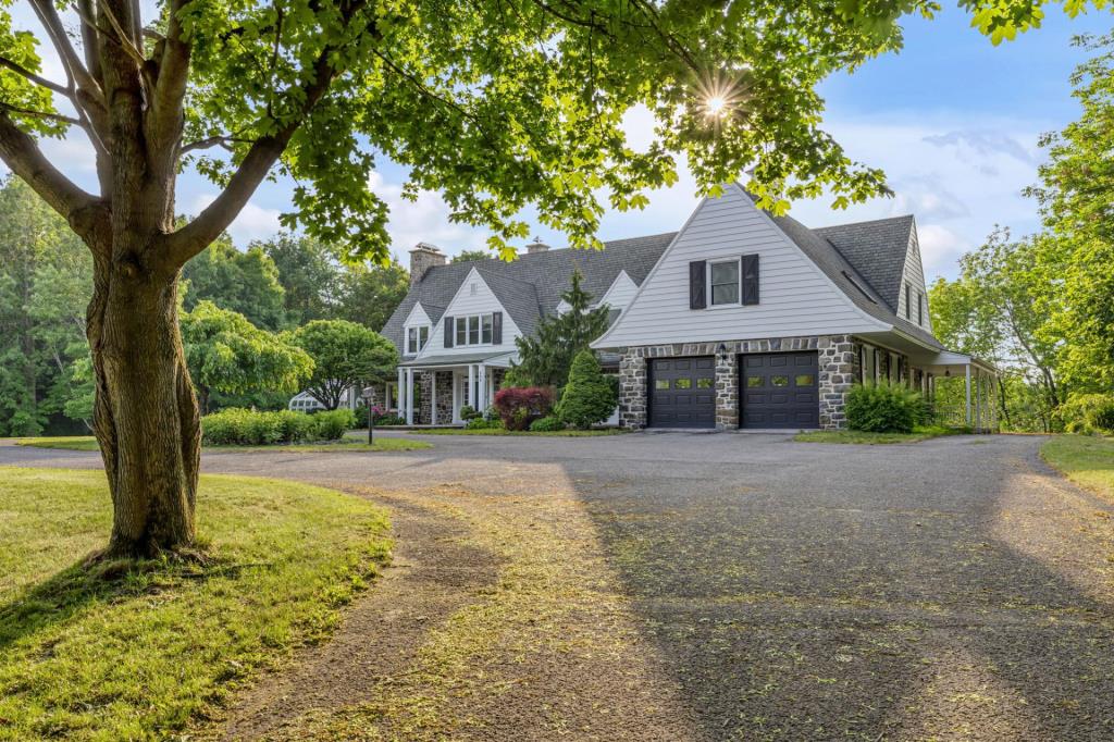 Unique, captivante: cette maison sise sur un lot de près de 2 acres est remplie d'éléments inusités