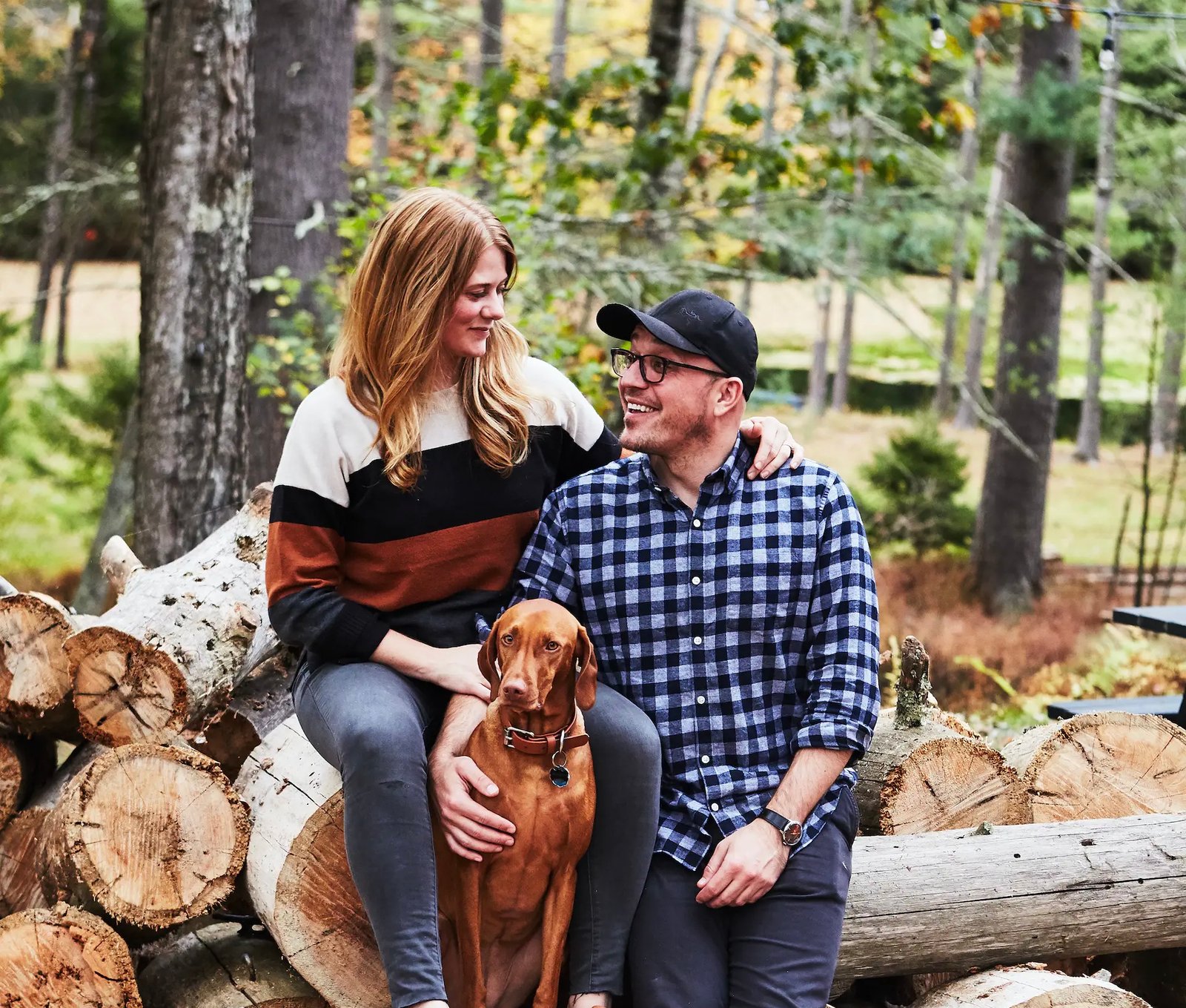 Voyez comment ce couple a transformé leur petit chalet des années 50 en un cocon douillet