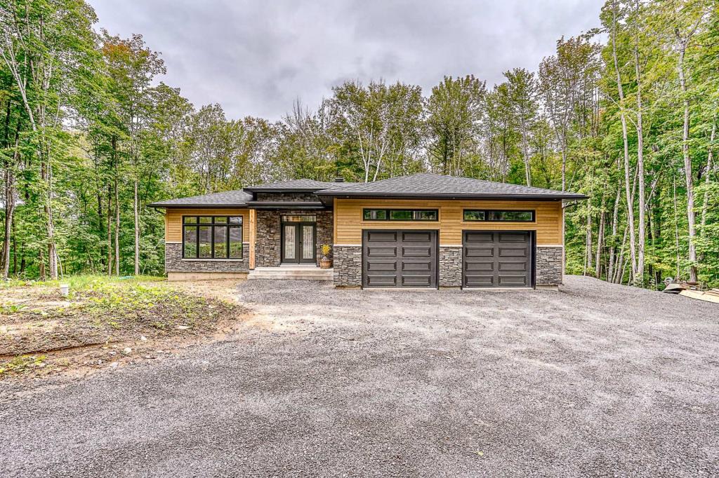 Impeccable plain-pied tout neuf et clés en main, sis dans un boisé de 69 000 pi² sans voisin arrière