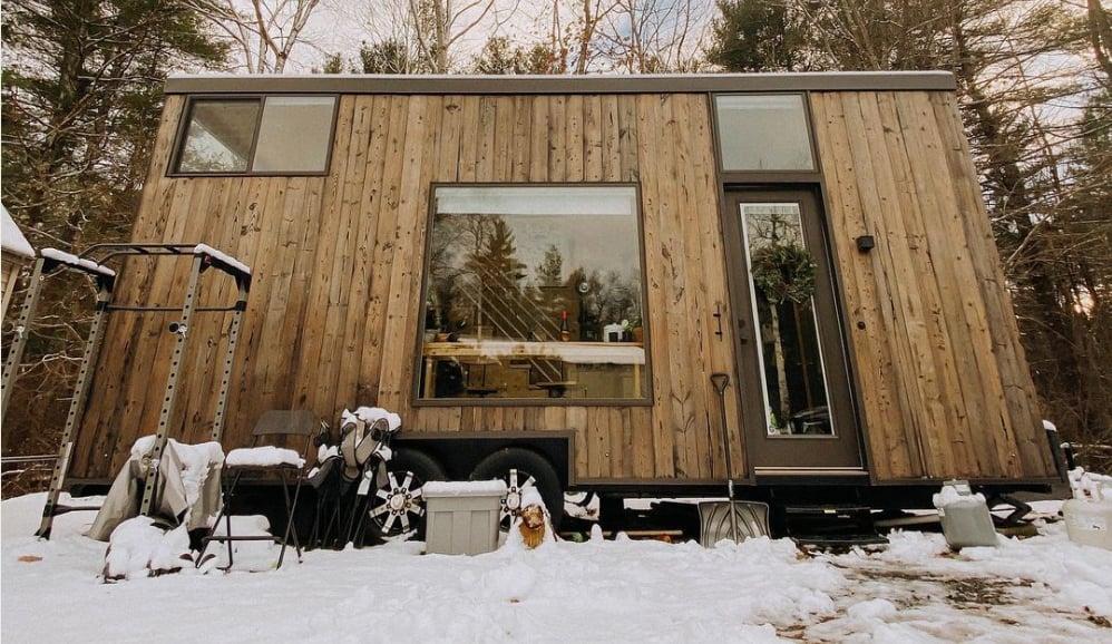 Coquette minimaison sur roues avec un intérieur fort chaleureux située en pleine forêt  !