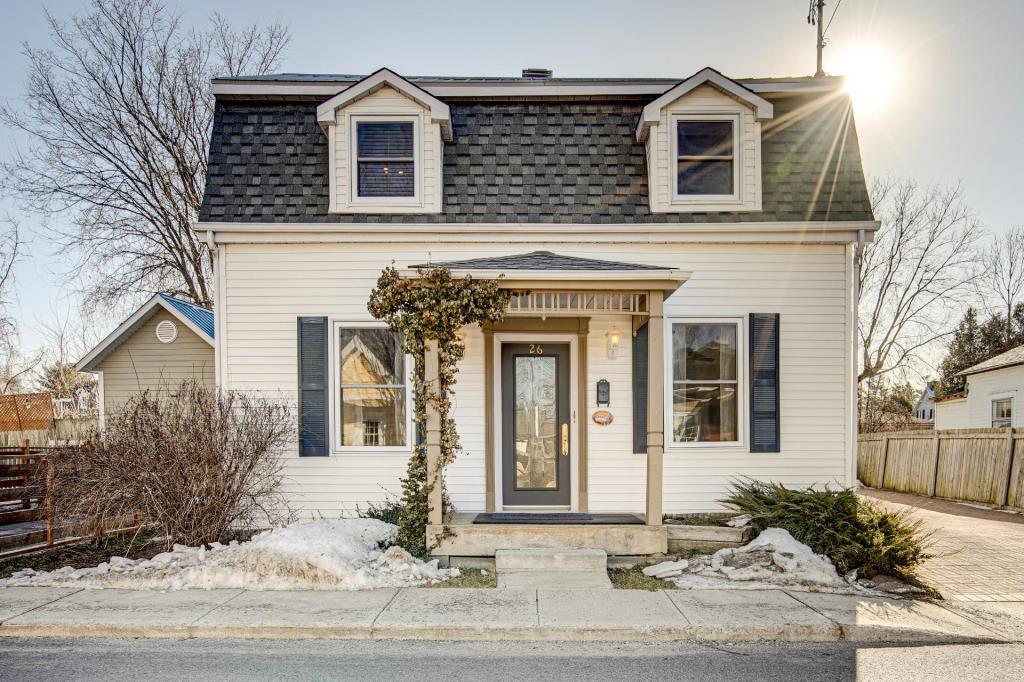 Chaleureux, impeccable et douillet! Cottage avec grande cour ensoleillée situé dans un secteur recherché de Chambly